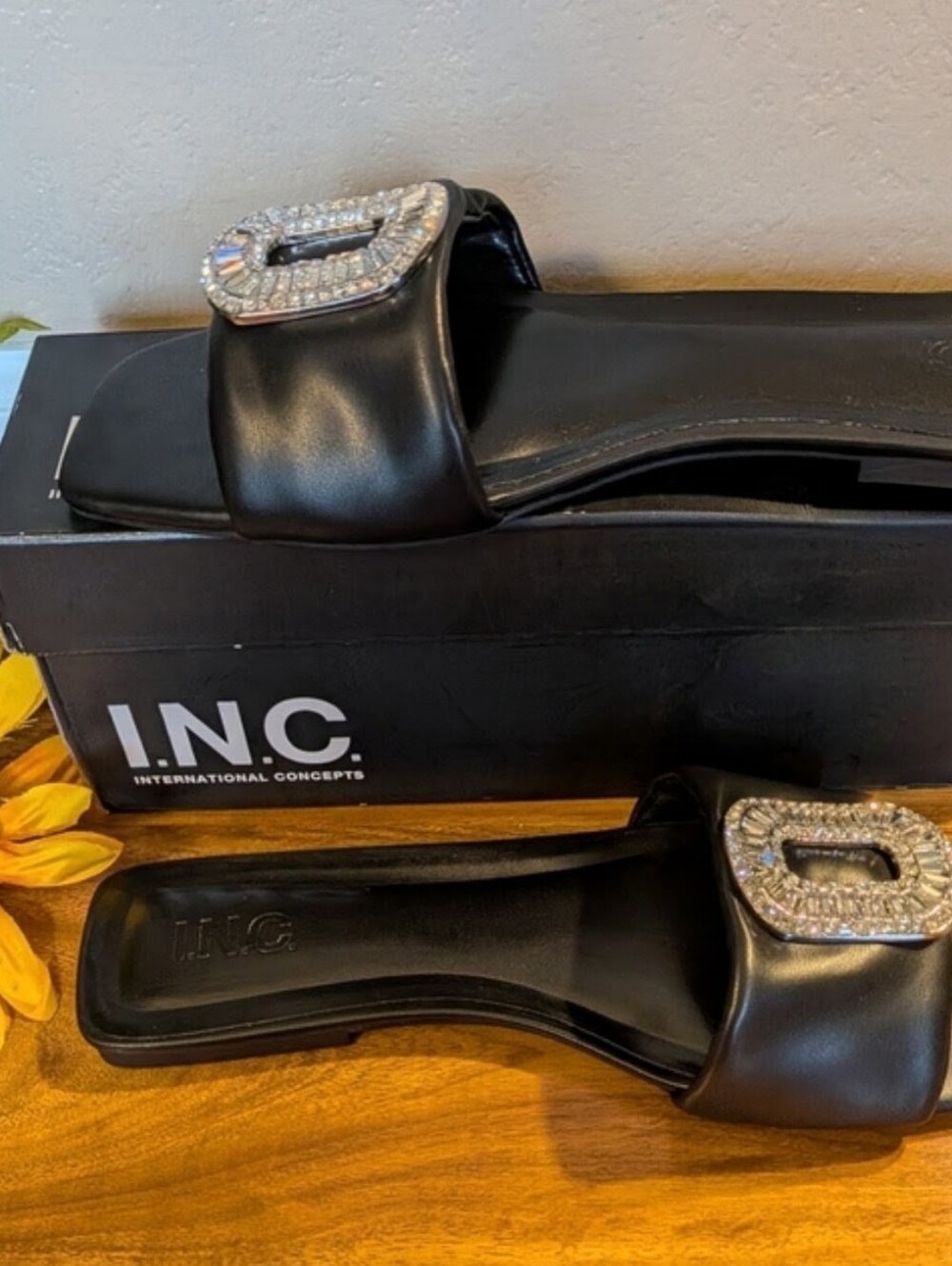 NWT! I.N.C. International Concepts Embellished Buckle Sandals Size 10.5M in BLAC - Picture 4 of 5
